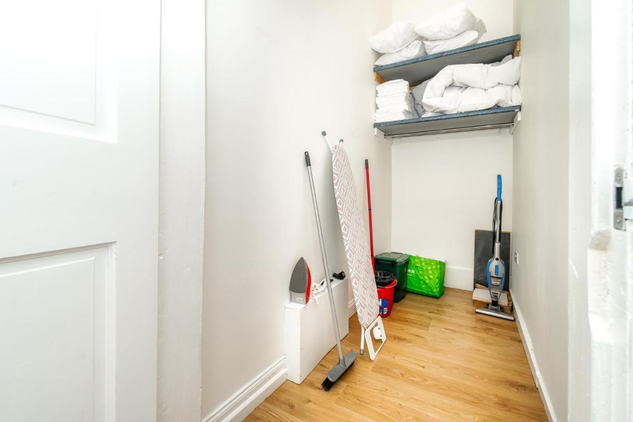 Cosy Retreat - Charming 2-Bed Apartment Greenock Extérieur photo