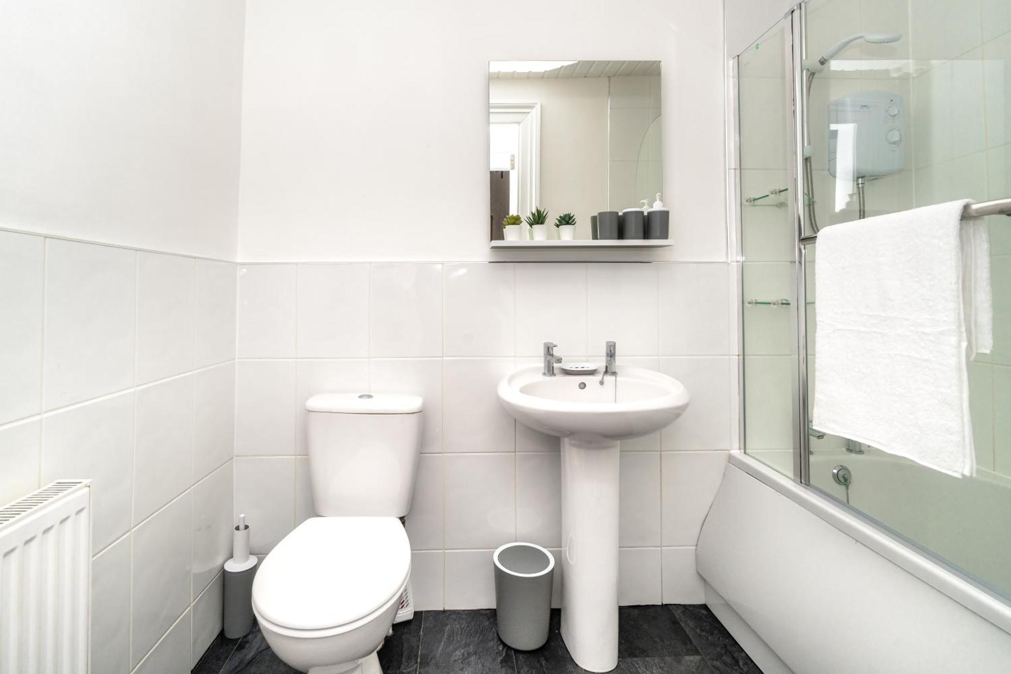 Cosy Retreat - Charming 2-Bed Apartment Greenock Extérieur photo