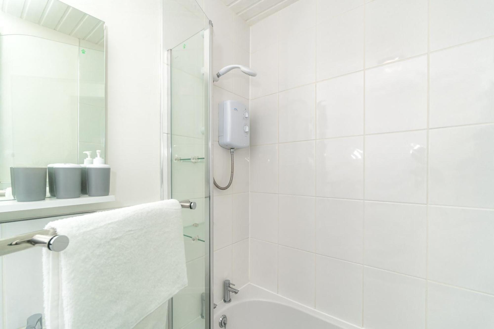 Cosy Retreat - Charming 2-Bed Apartment Greenock Extérieur photo
