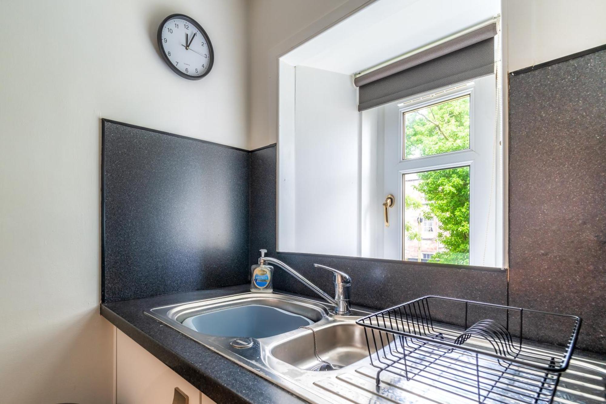 Cosy Retreat - Charming 2-Bed Apartment Greenock Extérieur photo