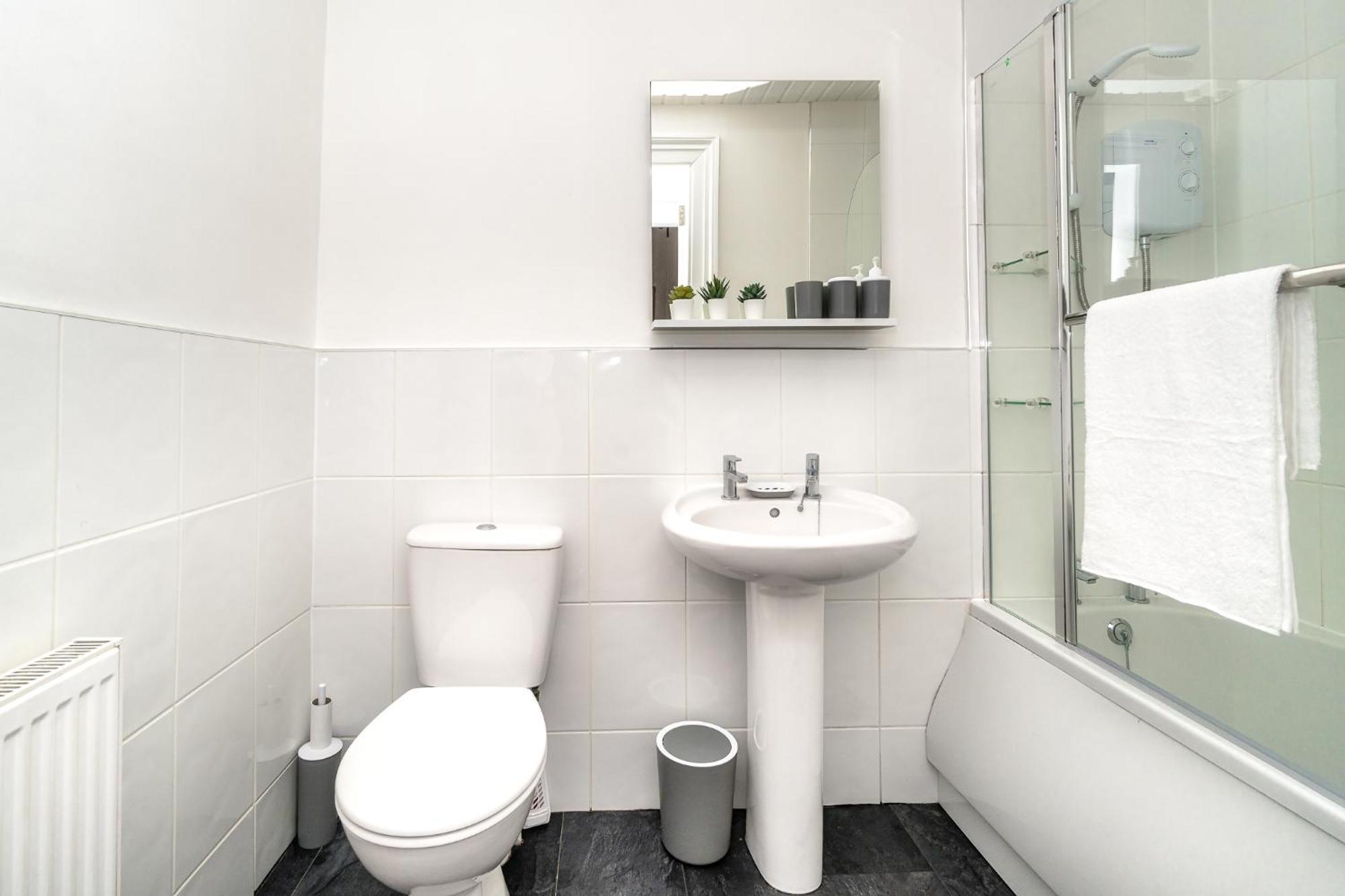 Cosy Retreat - Charming 2-Bed Apartment Greenock Extérieur photo
