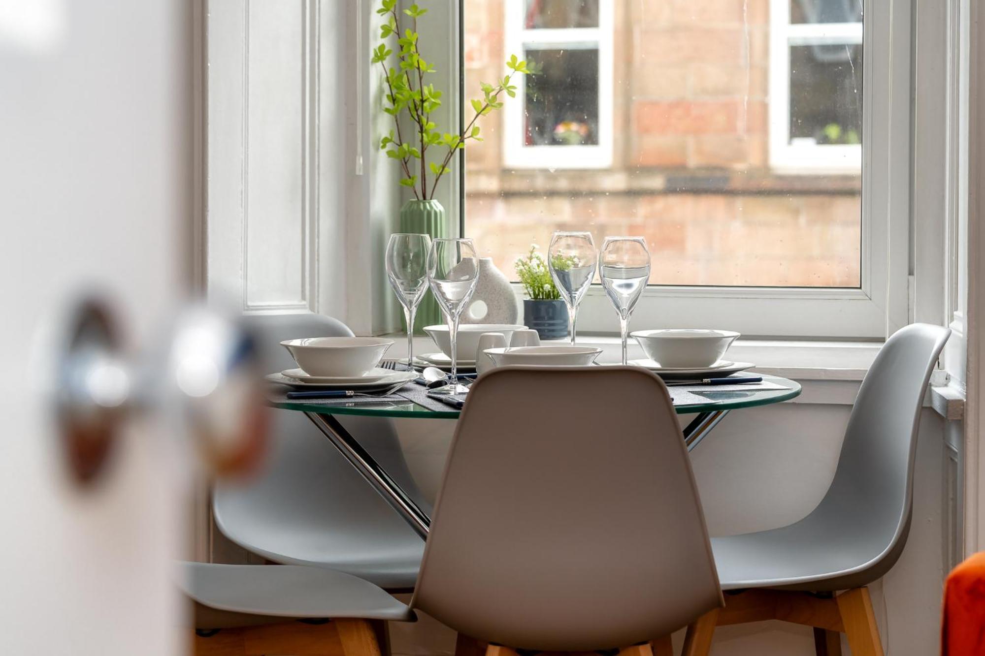 Cosy Retreat - Charming 2-Bed Apartment Greenock Extérieur photo